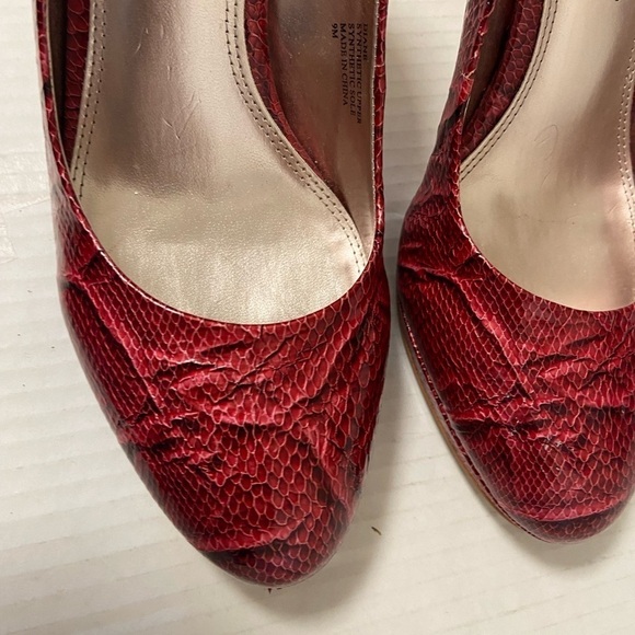 White House black market, Diane red heels size 9 - Picture 2 of 13